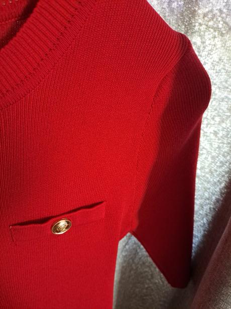 Červené šaty svetrikove, s