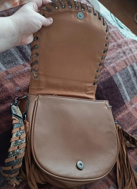 Hnedá kabelka, reserved