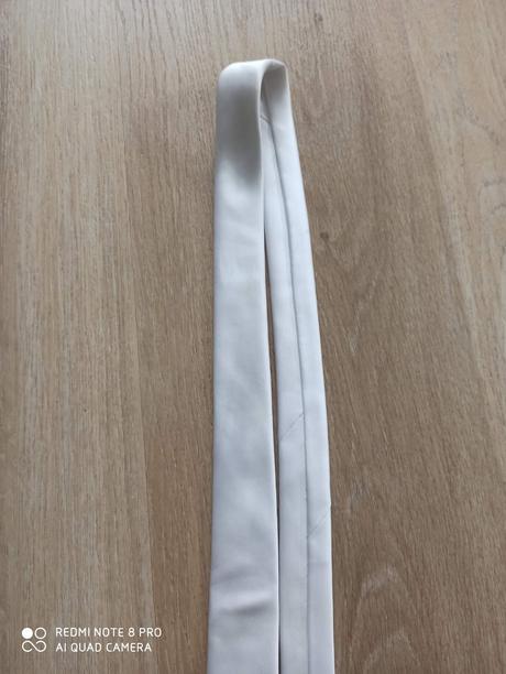 Biela svadobná tenká kravata,