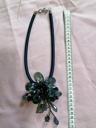 Tmavomodrý náhrdelník,