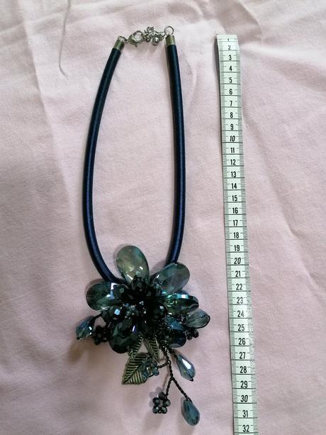 Tmavomodrý náhrdelník, 