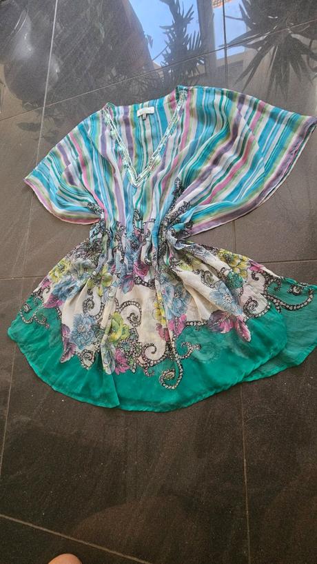 Prehoz, ľahká blúzka na plavky,