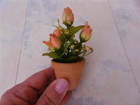 Kvietok v terakotovom kvetináči,