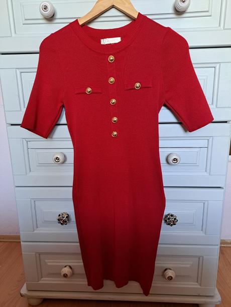 Červené šaty svetrikove, s