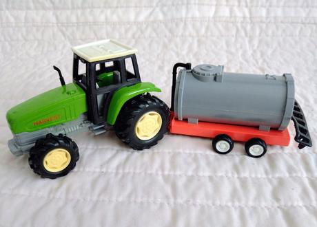 Kovový traktor s cisternou toyland harvest,