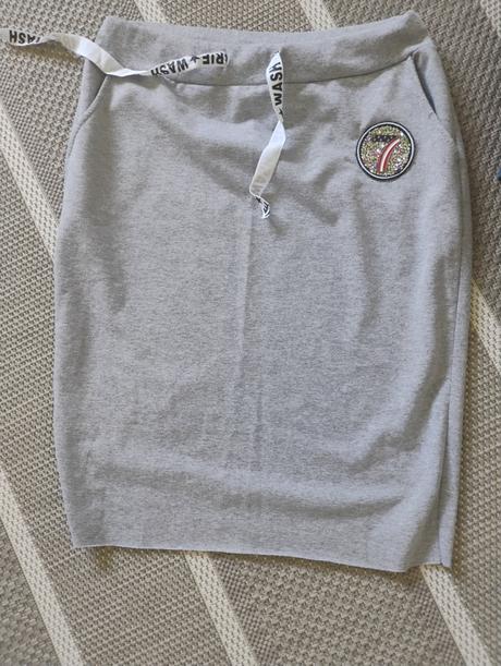 Sukňa s vreckami a razporkom, s