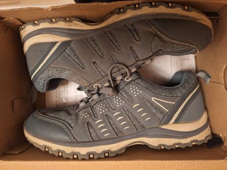 36 turisticke  topanky, graceland,36