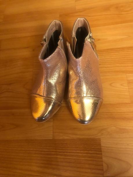 Krásne nové elegantné topánky, 25