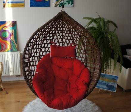 Závesné hojdacie kreslo kokón s červeným vankúšom,