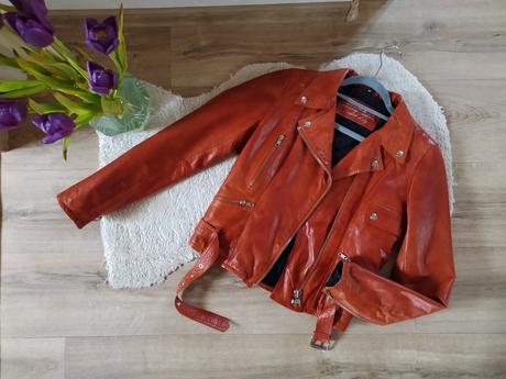 Krásna oranžovo-hnedá koženka, 36