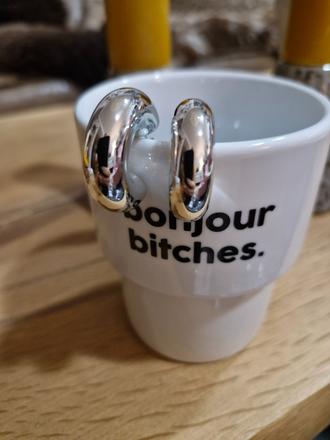 Výrazné dámske náušnice,