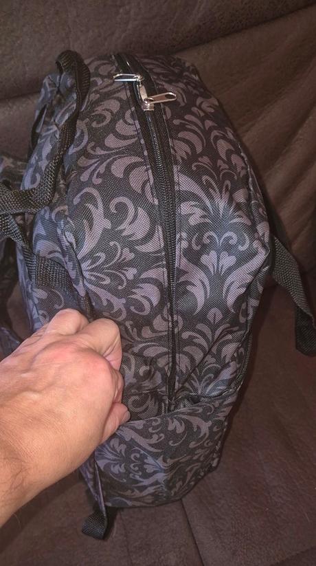 Čiernosivý batoh a ľadvinka, 