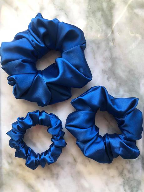 Saténová gumička scrunchie modrá, 