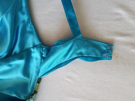 Neprehliadnutelne spolocenske saty, s