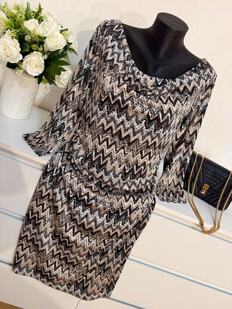 Elegantné šaty fransa s drapovaným výstrihom, l