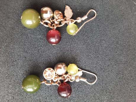 Zeleno-bordové naušnice, 