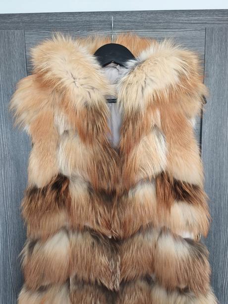 Krasna kozusinova vesta z lisky s kapucnou, s