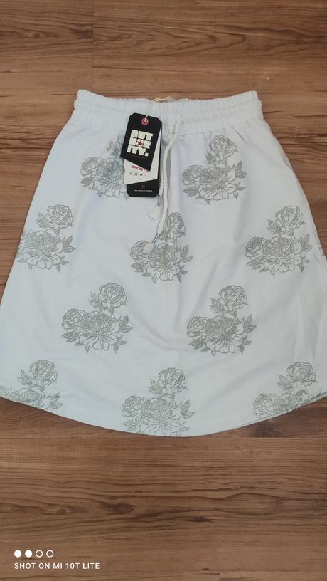 Sukňa s, authority,s