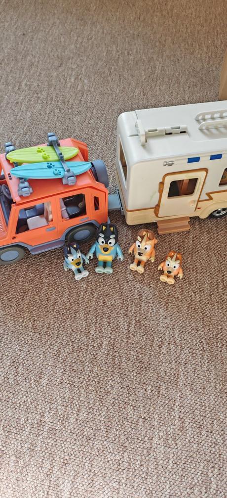 Auto+karavan+postavičky bluey, 