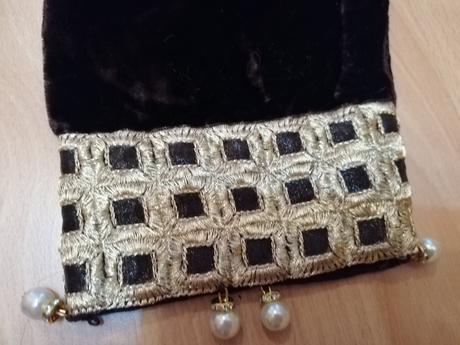 Nádherné vyšívané šaty, m