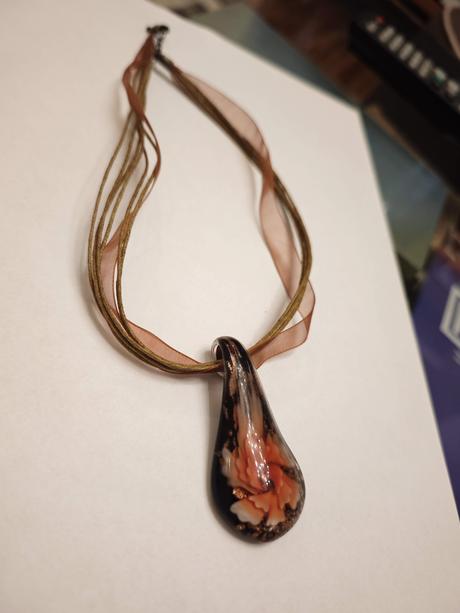 Náhrdelník s originálnym umeleckým príveskom, 