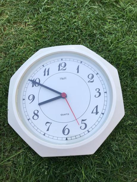 Retro nástenné hodiny h&h quartz - osemboký dizajn, 