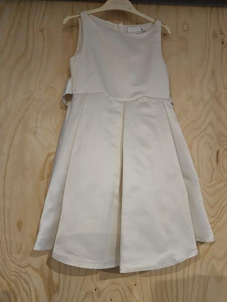 Slavnostné saty, 122