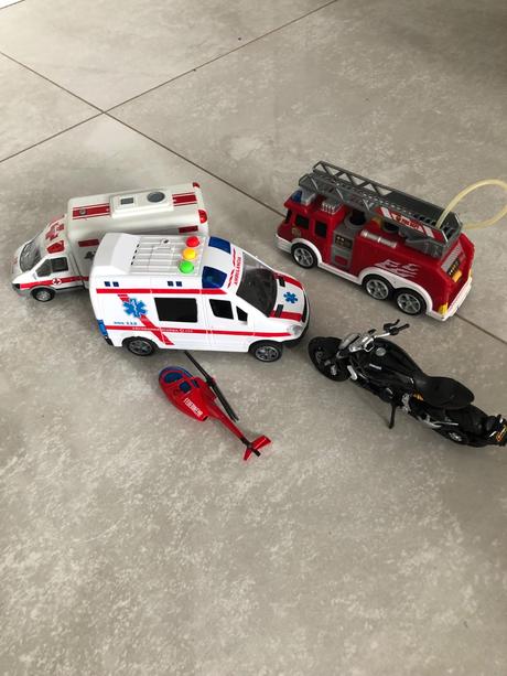 Rôzne záchranárske autícka a motorka,