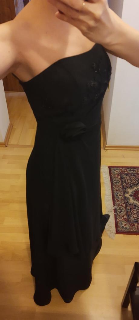 Čierne spoločenské šaty, 38