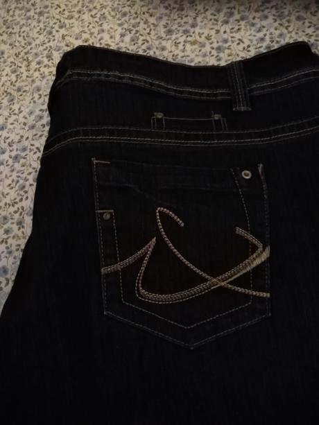 Skrátené tmavo-modré džínsy., 52