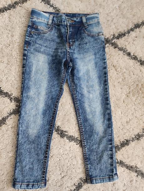 Krásne tenšie jemné rifličky, 104