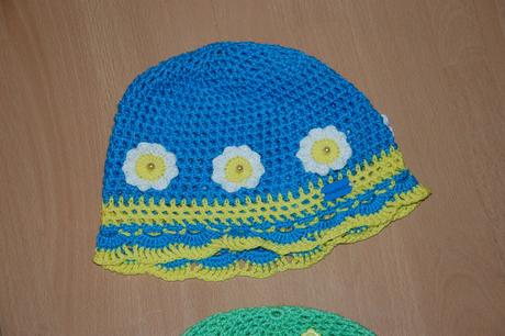 Klobúčiky s kvietkami na leto z bavlny, 80