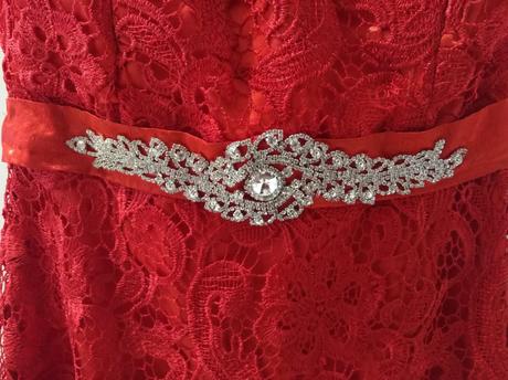 Dlhé červené spoločenské šaty, 36