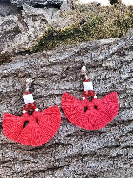 Koralkove nausnice so strapcami, 