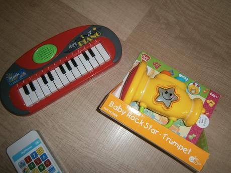 Hračky so zvukom(piano,mobil, mikrofón,trúbka)), 