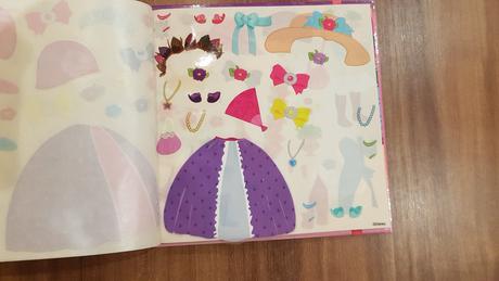 Sofia the first - knižka zo samolepkami,