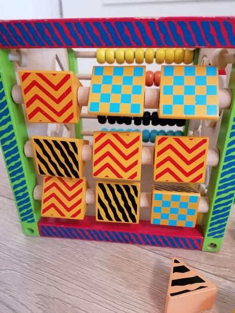 Drevená didaktická kocka s labyrintom a aktivitami, 