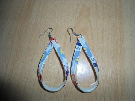 Bielo-farebna slzicka nausnice, 