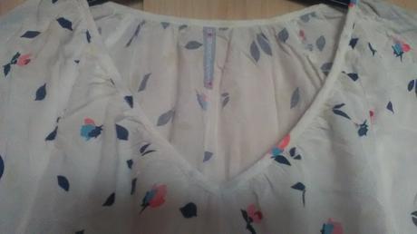 Kvetovaná blúzka, magnet,44