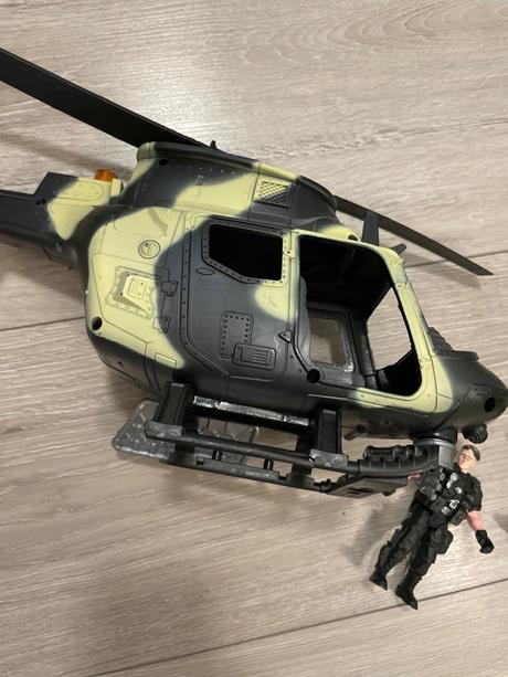 Vojenský vrtuľník s 2 vojakmi,