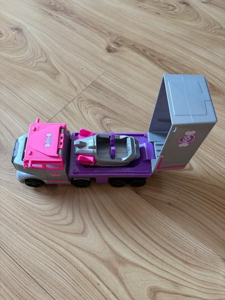 Nákladné auto labkova patrola sky, 