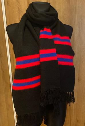 Ľahučký čierny šál,