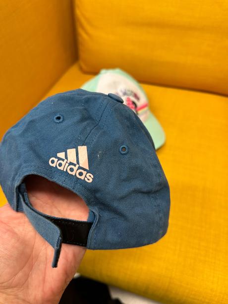 Šiltovky spolu, adidas