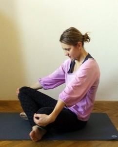 Hormonálna jogová terapia - pozícia Sediaca mačka Hormonálna jogová terapia - pozícia Sediaca mačka