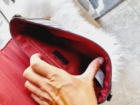 Kabelka so zlatou retiazkou, 