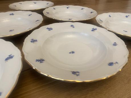 Hlboké taniere s kvetinovým vzorom, 