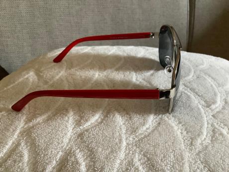 Pekné slnečné okuliare,