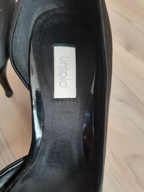 Untold čierne spoločenské lodičky, 36