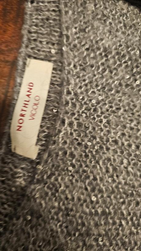 Lesklý sveter sivý smašlou, stužkou, s