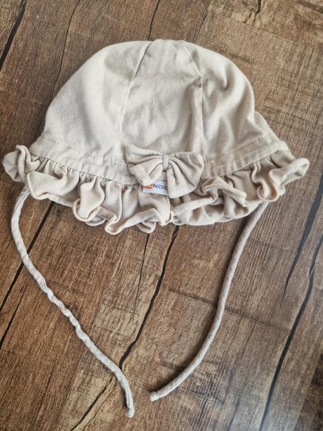 Čiapočka so šnúrkami a mašľou, 